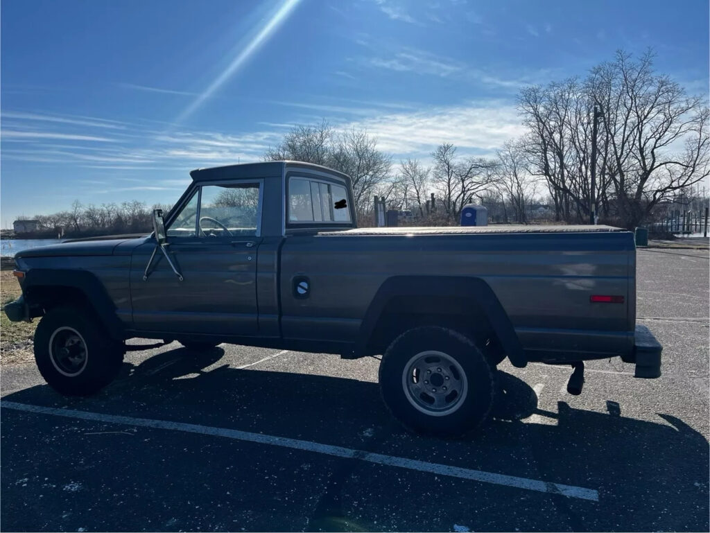 1979 Jeep J10 Black Bed Liner, Original Chrome