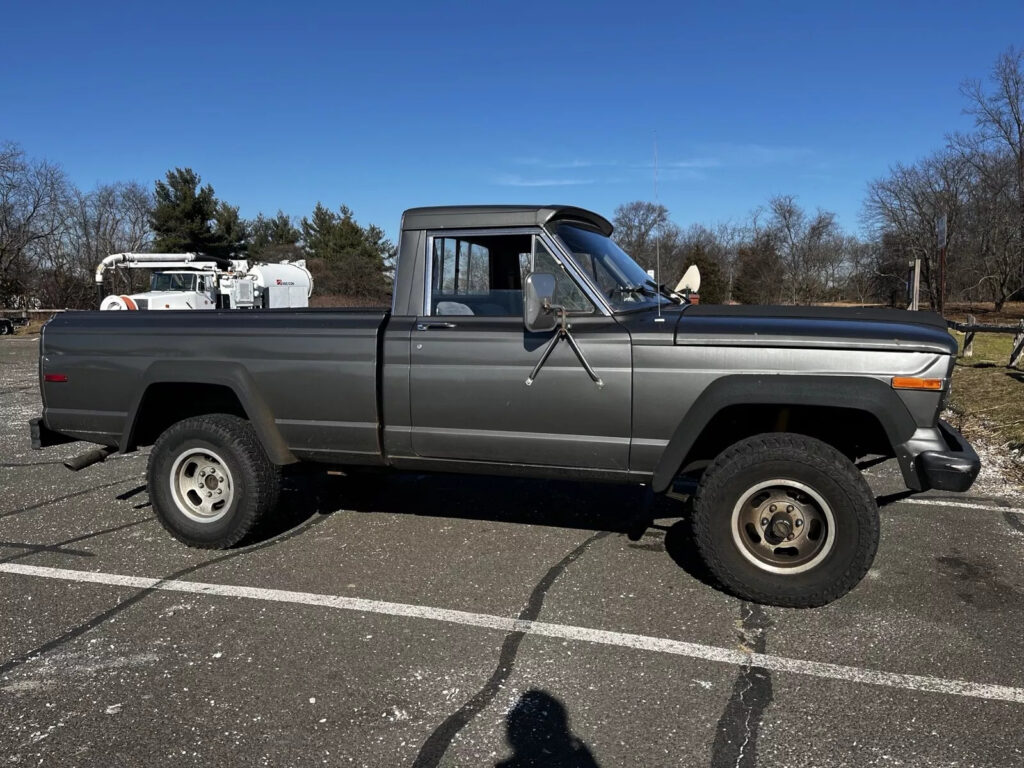 1979 Jeep J10 Black Bed Liner, Original Chrome