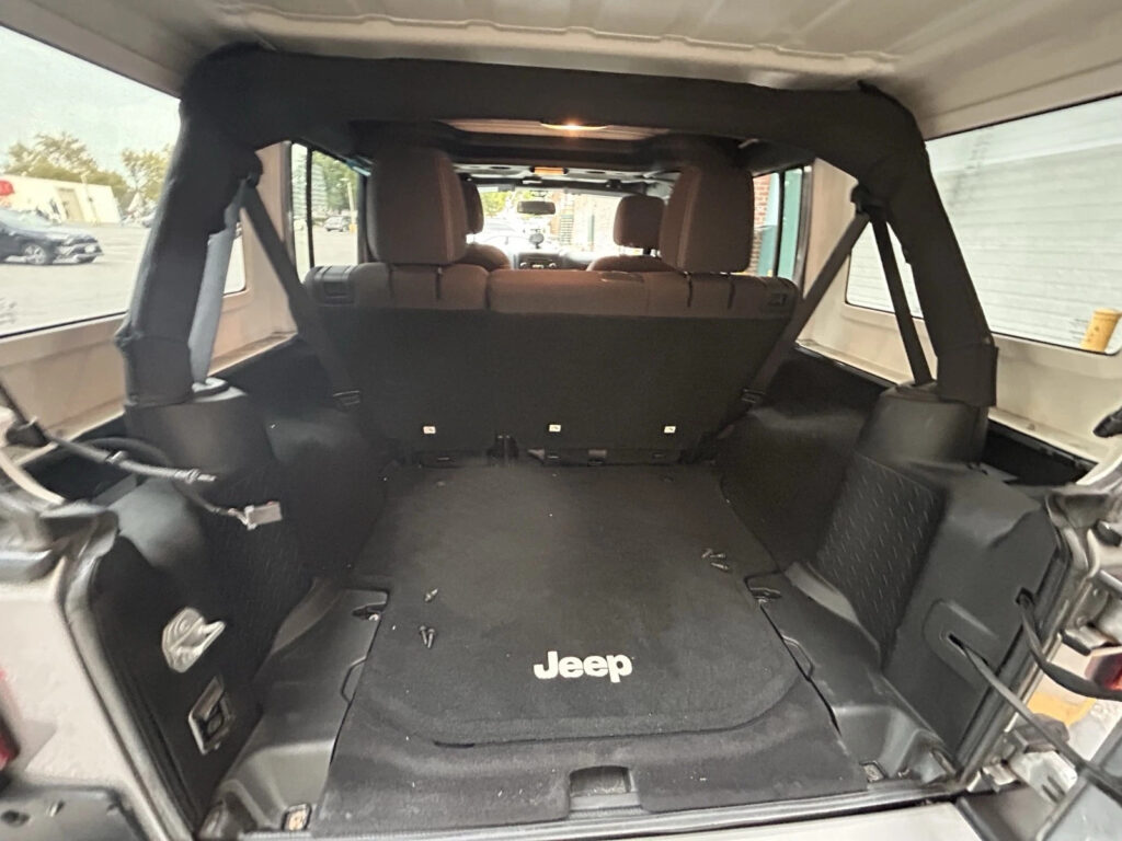 2015 Jeep Wrangler Unlimited Sahara1 Owner 4×4 6 Speed Trans clean Carfax