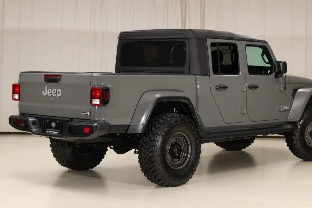 2022 Jeep Gladiator 4WD Overland Lifted 6-Speed Manual 37’s