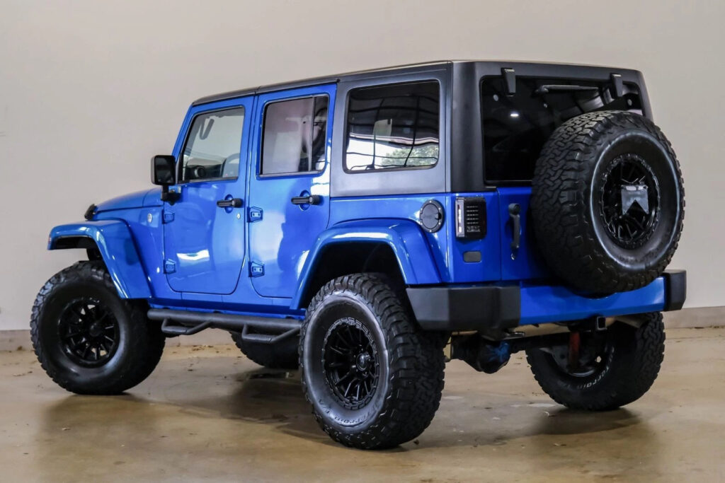 2016 Jeep Wrangler Unlimited Sahara 4X4 Lifted,bumper,fuelwheels,49k
