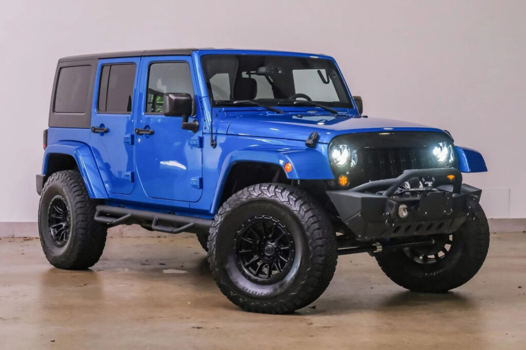 2016 Jeep Wrangler Unlimited Sahara 4X4 Lifted,bumper,fuelwheels,49k