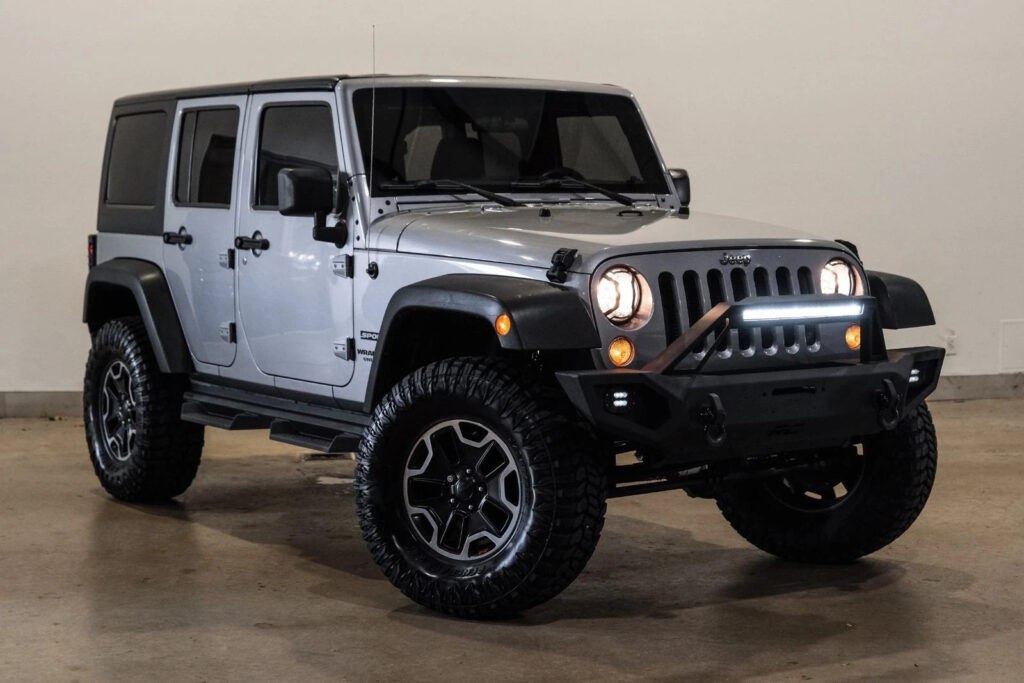 2015 Jeep Wrangler Unlimited Sport 4X4 Lifted, Bumpers, Leds. 90K