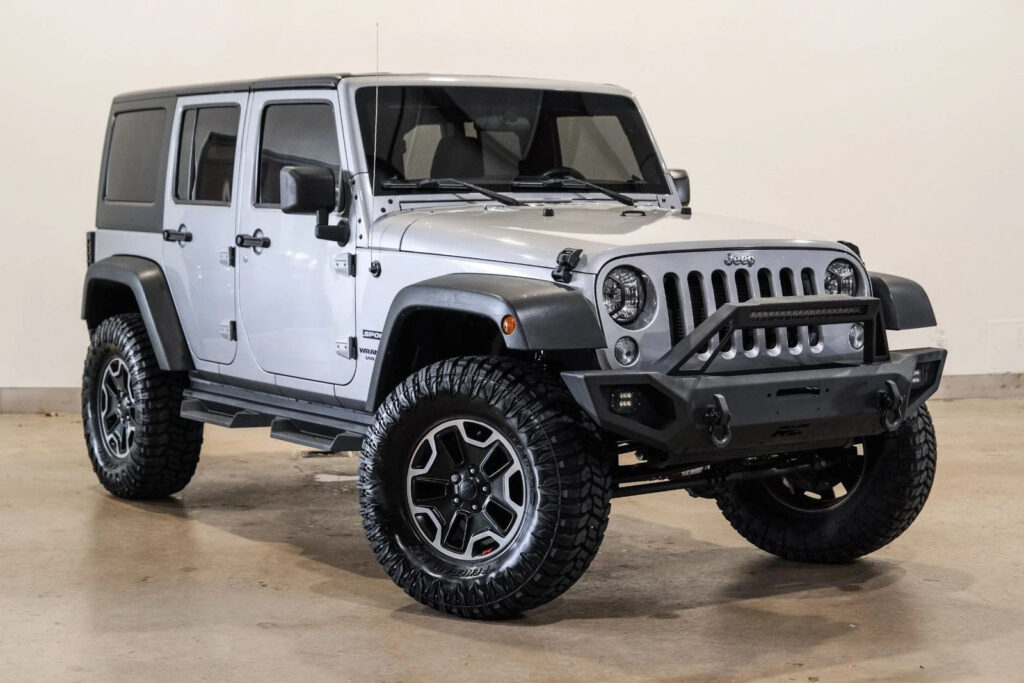 2015 Jeep Wrangler Unlimited Sport 4X4 Lifted, Bumpers, Leds. 90K