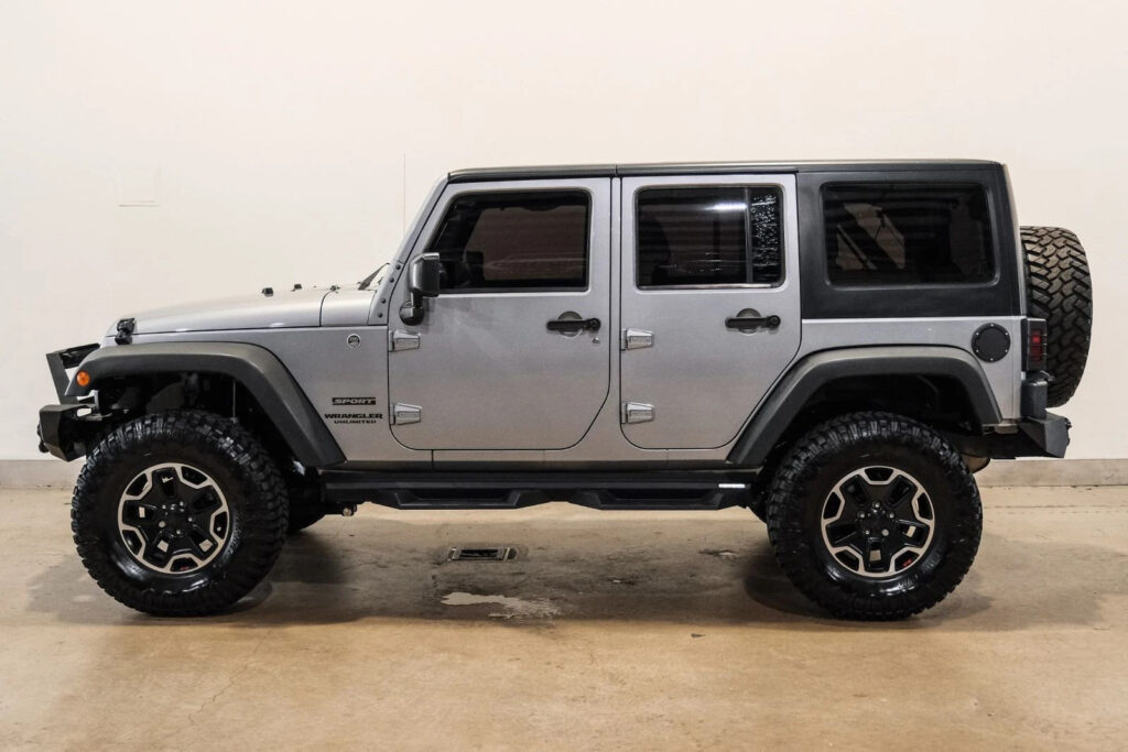 2015 Jeep Wrangler Unlimited Sport 4X4 Lifted, Bumpers, Leds. 90K